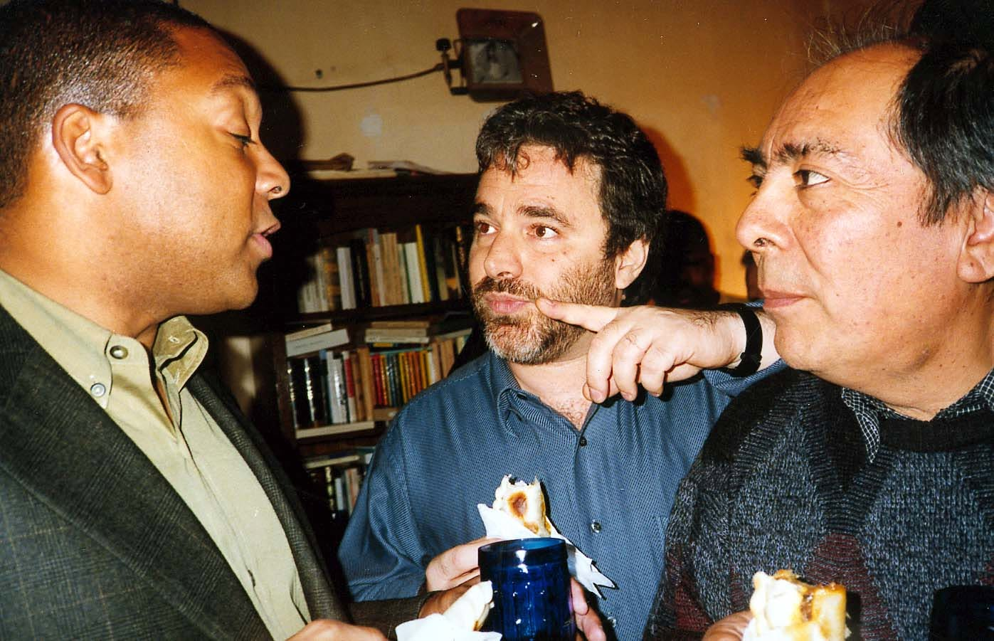 Wynton Marsalis, Gabriel Senanes y Fernando Suárez Paz reunidos en una casa